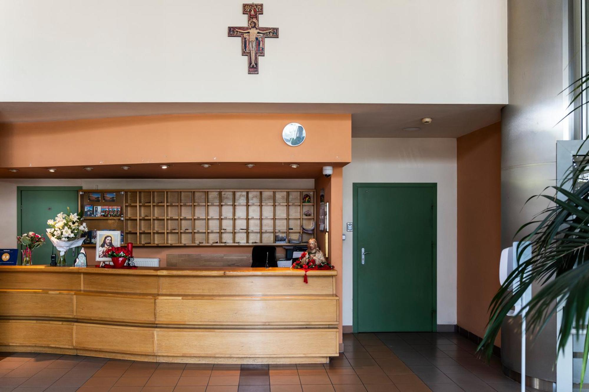 Pastoral Lodge At The Sanctuary Of The Divine Mercy Krakow Exterior photo